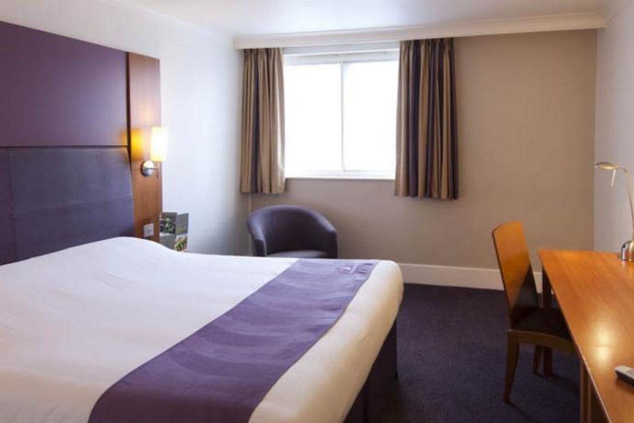 Premier Inn Натсфорд Екстер'єр фото